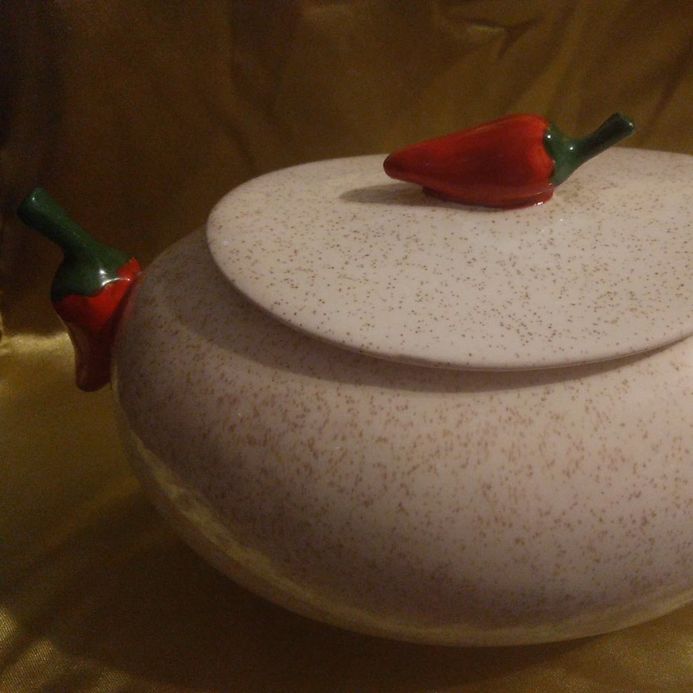 Stoneware Chili bowl with lid